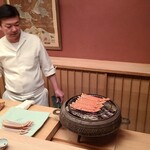 緒方 - ⑥炭火焼き間人蟹(1番脚)(京都府間人産)
      緒方大将は蟹を焼いている時は寡黙( *´艸｀)
      それほど集中して焼かれています