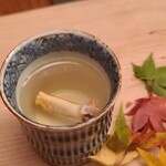 緒方 - ⑧間人蟹の蟹酒(4番脚)(京都府間人産)
      熱めの燗酒でジワッと蟹の旨みが出てます
      蟹を食べつつ蟹酒をチビチビ
      口腔内が蟹の津波に洗われますねー！