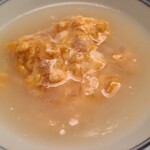 緒方 - ⑮真鯛(兵庫県明石産)の天津飯
      少し酸味のあるお粥に真鯛を載せて玉子を落とした和風天津飯
      この秋の新作だそう
      遊び心のある〆ですね