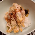 緒方 - ⑬牡蠣(2年牡蠣)(北海道仙鳳趾産)フライ載せご飯
      産卵期は初夏~夏、旬は秋~春
      ミルキーでしっとりとしたコクと旨み、サクふわで頂きました