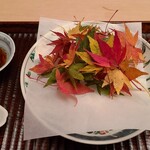 緒方 - ③真鯛の身&真鯛の皮(朝〆)(兵庫県明石産)、青檸檬(広島県高根産)果汁掛け
      彩り豊かな紅葉を載せて提供されます
      この紅葉を散らして秋らしく頂きます