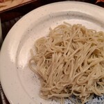 緒方 - ⑯十割蕎麦
      極細な十割蕎麦は柔らかくもコシもあり、喉越しも爽快。香りも良いですね♪
      醤油ベースのつゆで頂きました