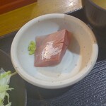 福浦漁港 みなと食堂 - ミニ刺身、これだけ小さいと、美味しいとか美味しくないとか言う以前のレベルの大きさです。