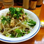 麺屋　一 - 豚を、のっけた、もやし（450円）とビンビール（550円）