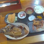 福浦漁港 みなと食堂 - 赤カレイの煮付け、小金目鯛の唐揚げ