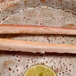 緒方 - ⑦炭火焼き間人蟹(2番脚)(京都府間人産)、酢橘(広島県高根産)果汁掛け
      同じく脚ですが酢橘を搾って果汁を垂らすと味わいが爽やかになり、印象がガラッと変化
      順序立てて味わい尽くさせるのが素晴らしい！