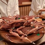 緒方 - ◯間人蟹
      小型底引き網船が5船のみの間人漁港
      その漁場は直ぐ近くで水揚げ当日に市場に並び、究極の鮮度と品質と評されます
      但し冬の日本海は海が荒れるため漁の無い日も多いため幻の蟹とも言われています