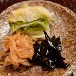 緒方 - ⑭お漬け物(木耳、切干すぐき、白菜)
      塩は控えめで食べ易いです。
      お漬け物まできっちり一級品です♪