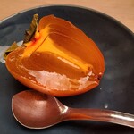 緒方 - ⑰代白柿
      奈良県西吉野産江戸柿を特殊なガスを充填した部屋に2~3日置いて渋抜きした柿、京都でのみ作られています