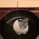 緒方 - ②茹で小蕪(京都府産)、焼き銀杏の葉載せ、利尻昆布&血合い抜き鮪節の出汁のお椀
      侘び寂びを凝縮したような白と黒の小世界
      食べて消える儚さも含め、世界観に浸ります