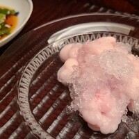 緒方 - ④雲子(真鱈の白子、船上処置)(宮城県宮古産)の刺身、九条葱(京都府鷹峯産)ポン酢
                      超特選の淡い桃白色の白子、薄皮の硬さが無くプルプルのトゥルトゥル
                      臭みゼロでありながら、白子のコクのある旨みを堪能！