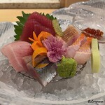 和海味処 ふう鈴 - 目鉢鮪 赤身､鰤､秋刀魚､赤伊佐木の造りといくらの盛合せ