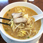 Choujou - 麺半分なので、スープに埋もれていたチャーシューと野菜。しまったチャーシュー、美味しいです。野菜もたっぷり