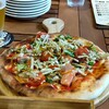 奥入瀬ビール ブルワリー＆レストラン - 青森サーモンと旬野菜のサラダピザ