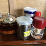 とらや分店 村田や - 調味料の中には自家製なのかラー油が！