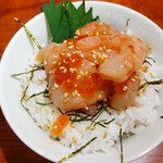 灼味噌らーめん 八堂八 - 日替飯 400円、この日の日替飯は甘エビのイクラ和えになります