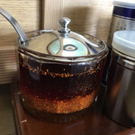 とらや分店 村田や - 容器の底には唐辛子が沈んでいる！
      少量入れてみたら美味さが増した
      