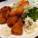 ダイニングカフェ オーシャン - 令和4年11月 ランチタイム
            日替わりランチ 750円
            ミックスフライ(ヘレカツ、イカフライ、ウズラ玉子フライ)、サラダ、小鉢、ご飯、みそ汁、漬けもの