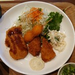 ダイニングカフェ オーシャン - 令和4年11月 ランチタイム
            日替わりランチ 750円
            ミックスフライ(ヘレカツ、イカフライ、ウズラ玉子フライ)、サラダ、小鉢、ご飯、みそ汁、漬けもの