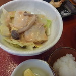 天ぷら 内山 - 茹でキャベツ、シメジ、刺身蒟蒻のサラダ