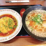 Gyouza No Oushou - 日替わりランチ月曜日
      あっさりラーメン背脂多めスープ多め
      麻婆天津飯