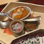 銀座 しのはら - 塩辛　赤蒟蒻と春菊、なめこの白和え　たまご豆腐の上に北寄貝、雲丹、イクラ