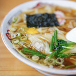 宝来家 - "雲吞麪（こんとんめん）"、扁食（へいしん）＋菠薐（からな）