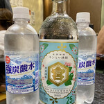 Doteya - 金宮 ボトル 720ml 2,000円。
                        氷 + 炭酸 + レモンは価格不明。