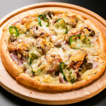 Mixed pizza with organic vegetables and grilled chicken