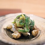 すし処 ひさ田 - ゲソを山椒と黒七味を絡めて炙り、九条ネギの酢味噌和えを乗せて。