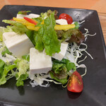 Tennen Onsen Kirara - 豆腐サラダ。ドレッシングは、ごまか青しそが選べる。