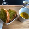 Cafe keifu - 先ずはトーストとスープが運ばれて来ました。
                 
                トーストはバジルバターのトースト、スープは糸島野菜のスープです。
