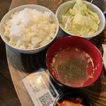 Taishuu Yakiniku Ryueru - ご飯　　キャベツ　スープ　キムチ