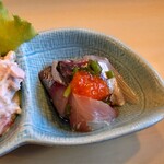 Gifu Hatsu Zushi - ○アジのポン酢和え
                      ポン酢にもみじおろしが載せられていた。
                      
                      一味、大根おろし、ポン酢で
                      サッパリ辛味もプラスされて
                      美味しい味わいで頂ける。
                      
                      ちょっとした工夫で美味しくなるもんだねえ