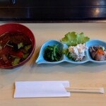 Gifu Hatsu Zushi - ●中寿司　1,300円
                        ○お味噌汁
                        三つ葉と豆腐の赤出汁だった。
                        濃さも適度で美味しい味わいだった。
                        
                        ○ほうれん草のお浸し
                        甘みある醤油出汁な味わい。
                        美味しくてこれもありだねえ。