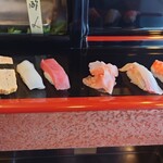 Gifu Hatsu Zushi - ▶お寿司
                        タコ、玉子、イカ、マグロ、カンパチ、海老
                        鉄火巻　となる。
                        
                        サビはそんなに効いてなくて
                        口の中でふんわりシャリが解けてく感じ。
                        
                        カンパチは脂が乗ってて美味しい味わいだった。