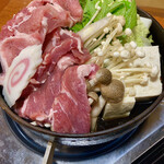 Famiri Resutoran Fuji Shokudou - たっぷりの豚肉、しめじ、エノキ茸、白菜、木綿豆腐、ネギ、水菜、ナルト