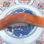 廻鮮寿司 塩釜港 - 一貫食べた後のサーモン。2貫で550円くらい？