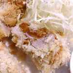 成蔵 - 塩やソースを付けて食べてみた物の、元々の旨味が濃いことから
      何も付けずに食べるのが一番うまいなぁと感じる旨味の濃いヒレカツでした。