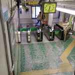 成蔵 - 空き空きな戸山口を出て駅の外へと移動します。