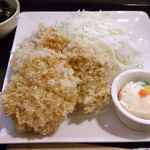 成蔵 - 低温で揚げたためか？衣が白い特ひれとんかつにポテトサラダとキャベツ