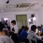 成蔵 - 客席の方を見ると、階段に店内もたくさんの客が居て
      さながら昔の職場のT-ZONEの様な慌ただしさを感じます。