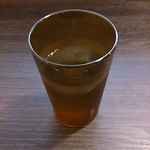 成蔵 - まずは水で喉を潤し、仄かに油の香りが漂う店内でとんかつが出来上がるのを待ち