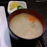 成蔵 - おいしそうな豚汁とお新香で以上です。