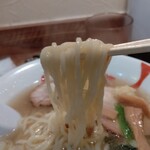 Ramenya Issei - 麺リフト ツルツルと喉越し最高です！