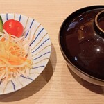 Hakodate Gurume Kaitenzushi Hakotarou - サラダ、味噌汁