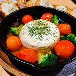 nikubarukoshitsuchacha - トマトとカマンベールのアヒージョ