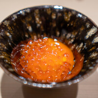 鮨 四心 - TKG  中村農場の八ヶ岳卵、 北海道羅臼のいくらの醤油漬け