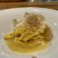 Sare - パスタ1皿目　タヤリン
                    シンプルにコンソメとバターのソースにシェフ手打ちのタヤリンです。
                    パルメジャーノをたっぷりと、そこに白トリュフをふんだんに！
                    シンプルイズベスト、熱々のうちに食べるだけです♪
