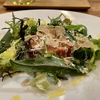 Sare - カルネクルーダ 白トリュフ
                    黒毛和牛（部位は内腿）を使ったタルタルです。
                    鎌倉野菜を使ったサラダには、ナツメグとレモンと塩の自家製ドレッシング。
                    上からパルメジャーノと白トリュフをかけて完成！